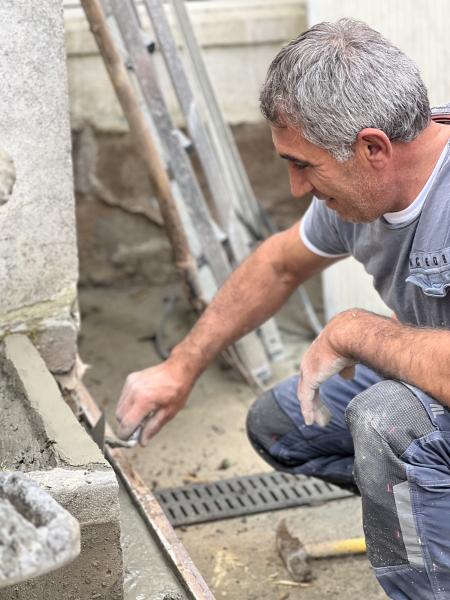 Maçon pour rénovation intérieure - Charente maritime : pose de cloisons, murs, chapes, reprises de sols et travaux structurels. Artisans qualifiés à votre service. Demandez un devis personnalisé avec Comptoir des Artisans pour vos travaux.