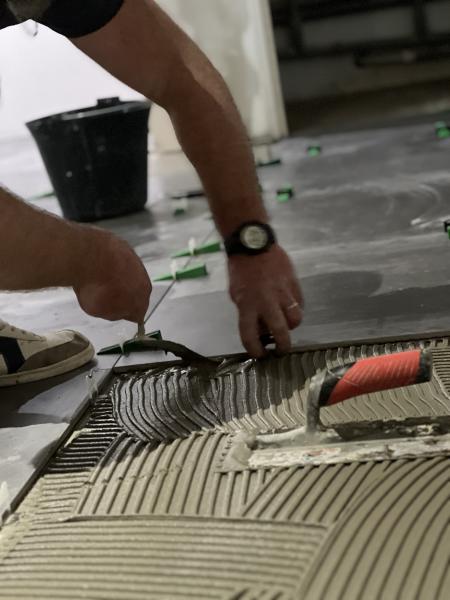 Artisan carreleur spécialisé en rénovation intérieure - Charente maritime : pose de carrelage pour sols, murs, salle de bain et cuisine. Finitions soignées et devis personnalisé avec Comptoir des Artisans pour votre projet de rénovation